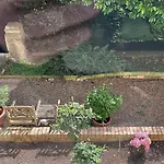 Ferienwohnung In Einer Villa Mit Herrlichem Garten Und Katze